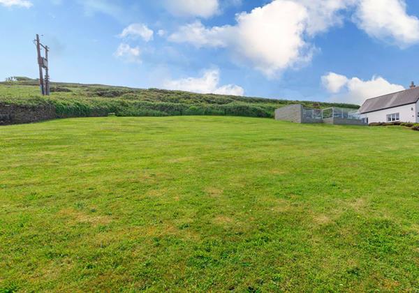 Large shared garden for stables and beach breeze