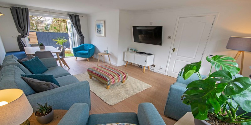 Oceanside lounge diner with basic sky TV