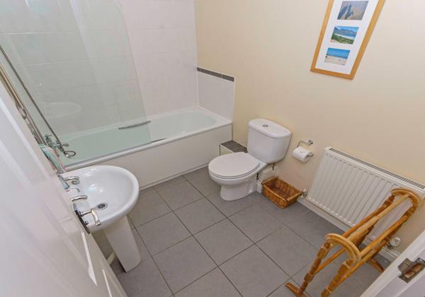 Oyster cottage family bathroom