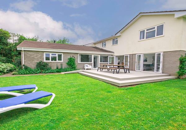 Spacious garden with hot tub