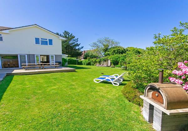 Pizza oven BBQ area with Hot Tub at Ladywell Croyde