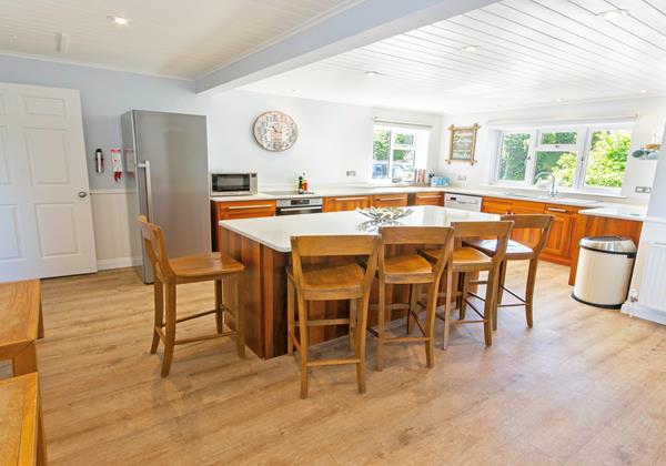 Large open plan kitchen with breafast seating area