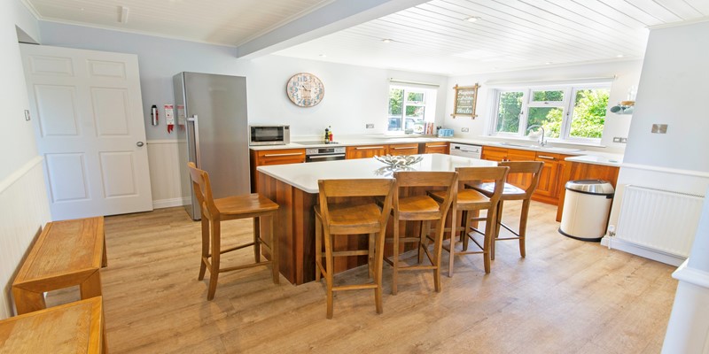 Large open plan kitchen with breafast seating area