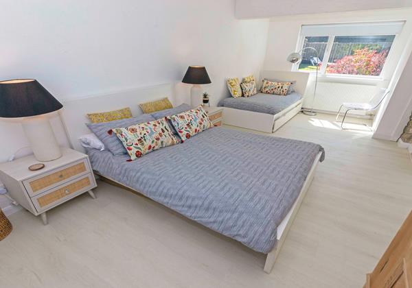 Family bedroom with double and single