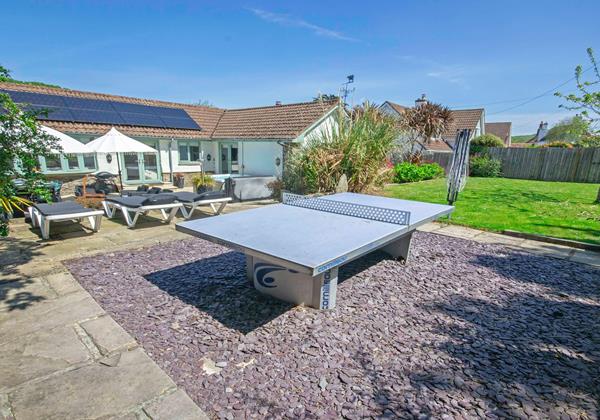 Table tennis table
