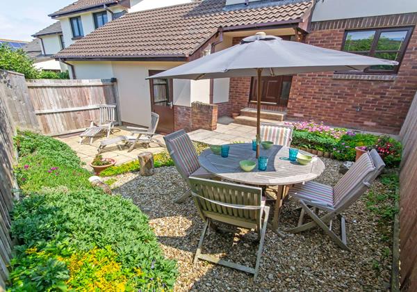 Rear enclosed courtyard garden