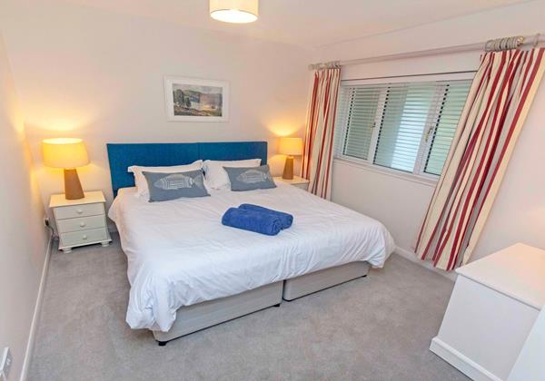Master bedroom with Kingsize or twin beds