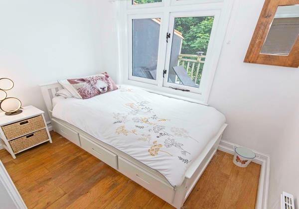 Charming single bedroom