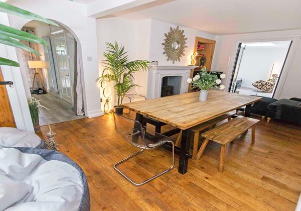 Intinmate cosy dining area