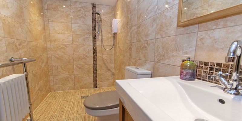 wet room fully tiled shower room