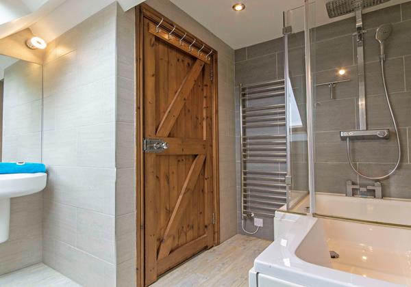 Stylish shower bath to rinse off the beach tired children at the end of the day in Croyde