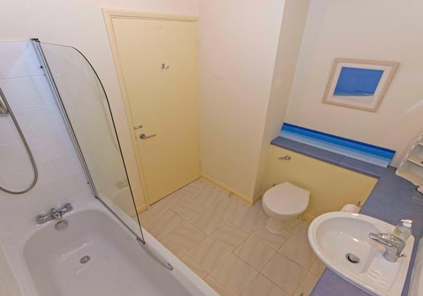 Family bathroom at Apt 15