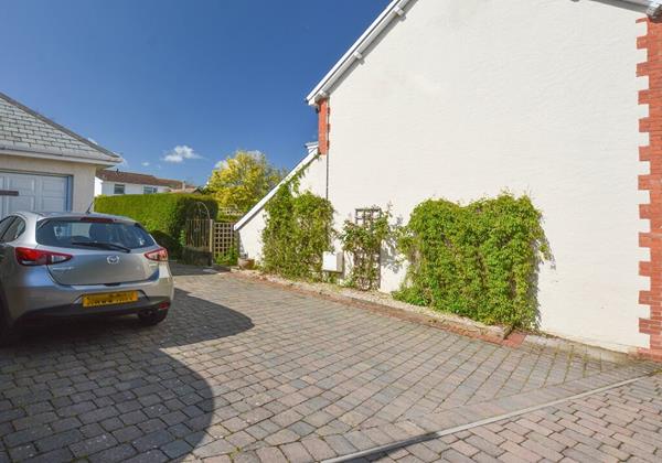 Spacious driveway parking