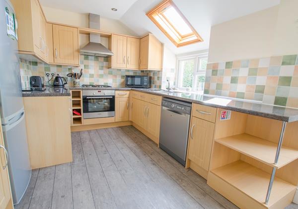 Fully equipped kitchen at Cloudbreak North Devon