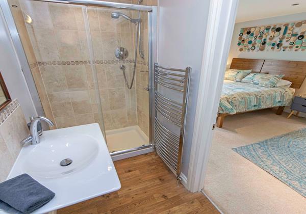 Downstairs en suite supkerking or twin
