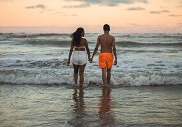 A -couple -walking -towards -the -sea -3070023
